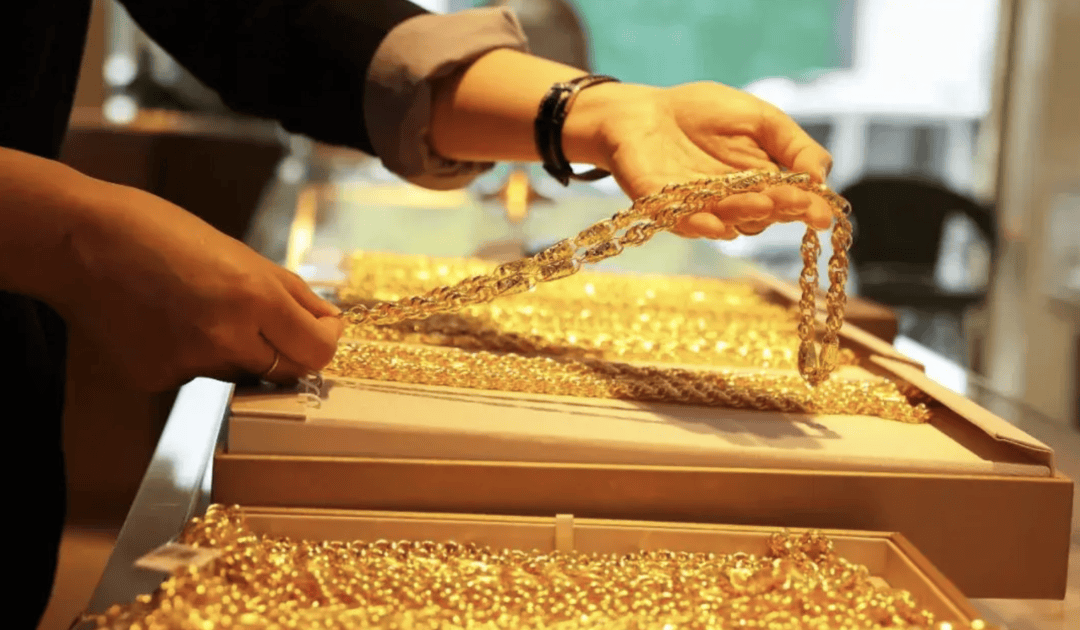 金价“大跳水”!国际金价跌麻了,国内金饰四连跌,该入手吗?